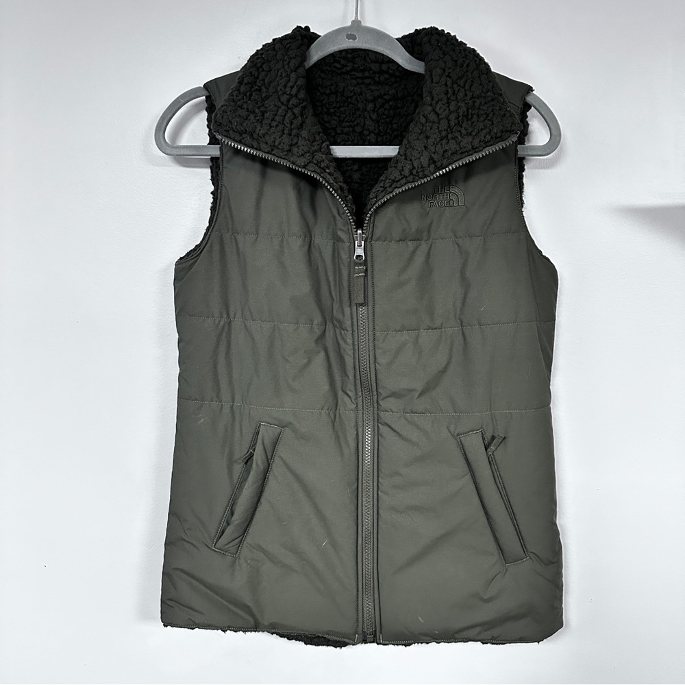 The North Face REVERSIBLE  Sherpa /  windbreaker Vest in Olive Green. Size XS